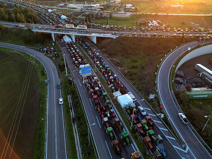 yunanistanda-sokaklar-karisti-limanlar-havalimanlari-kapatildi-hukumet-cikis-yolu-ariyor-1765345109771.jpg Yunanistan, REUTERS