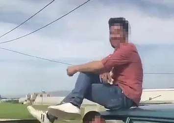 Antalya’da trafikte dehşete düşüren görüntü! Önce kapısına çıktı sonra tavanına oturdu