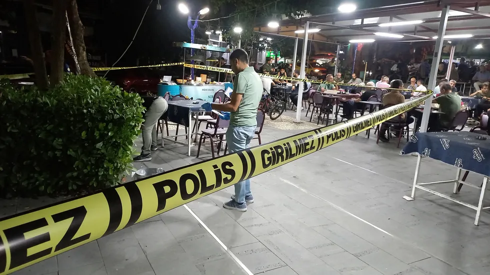 1789857530225.jpg Manisa'da çay bahçesinde kanlı husumet dehşeti! Ateş açtığı hasmı kaçtı, masum müşteriyi vurdu - 2