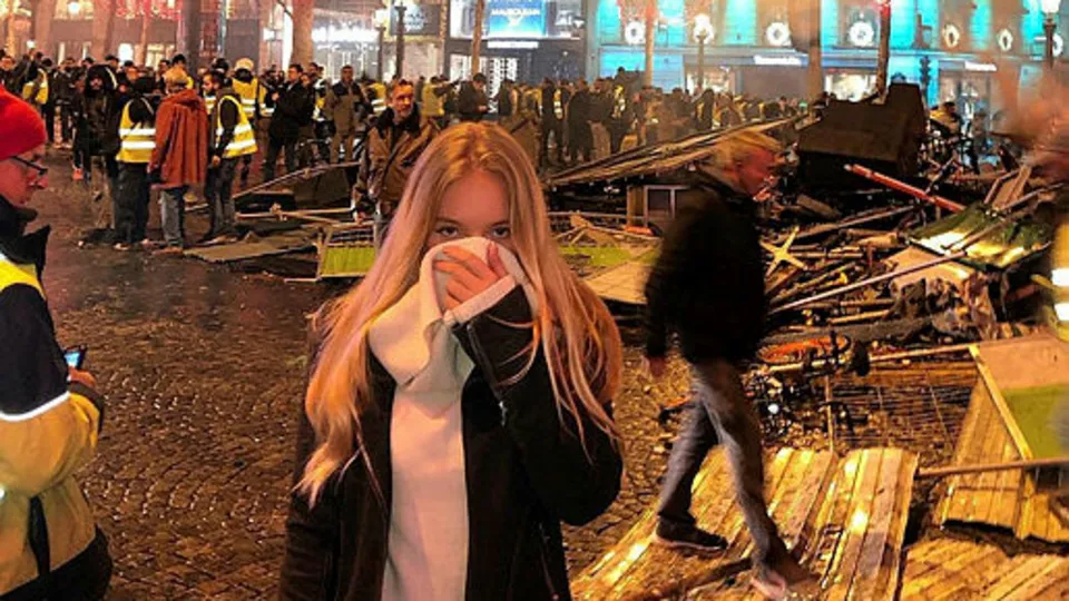 Paris'teki eylemlere Dmitri Peskov'un kızı Elizaveta Peskova da katıldı