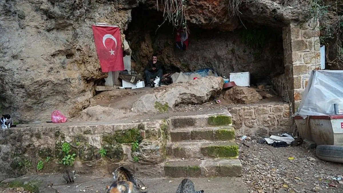Falezlerdeki oyuğa sığındı! 4 yıldır burada yaşıyor
