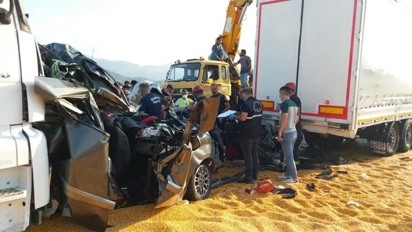 son-dakika-manisada-3-tir-ve-2-otomobilin-karistigi-kazada-3-kisi-oldu-cok-sayida-yarali-var-1630336850675.jpg Son dakika: Manisa'da 3 TIR ve 2 otomobilin karıştığı kazada 3 kişi öldü çok sayıda yaralı var - 3