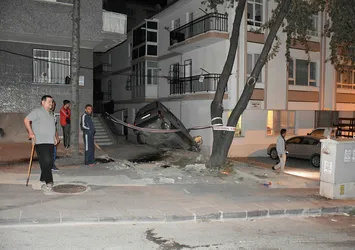 Ankara’da otomobil apartman duvarını deldi