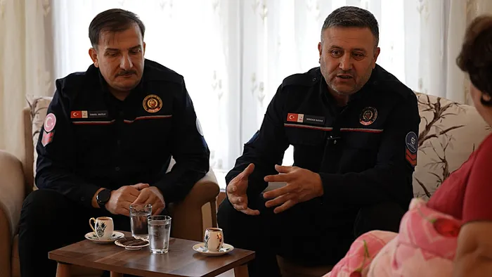 enkaz-altinda-soz-vermisti-itfayecilerle-kahve-icti-1738840688270.jpeg Kendisini kurtaran itfaiyecilerle kahve içti / DHA