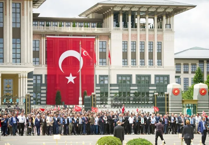 Erdoğan 15 Temmuz Anıtı başında dua etti