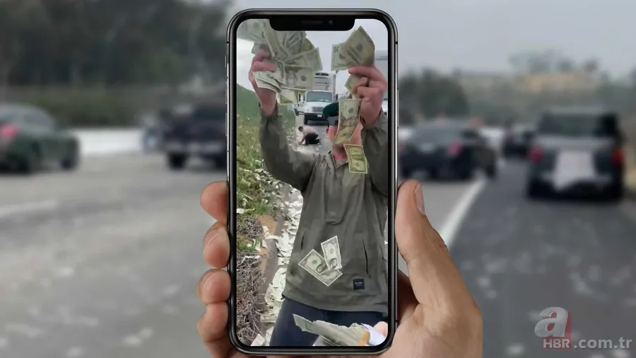 Yola saçılan paraları toplamak için birbirleriyle yarıştılar 4