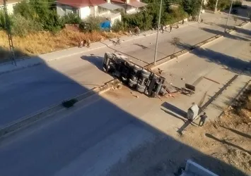 Elazığ’da refüje çarpan tır devrildi