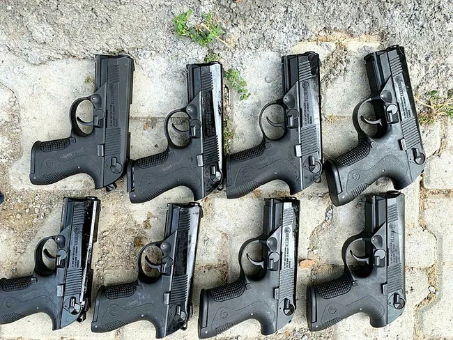 Gaziantep'te araziye atılan çoraplardan 8 tabanca çıktı - 2