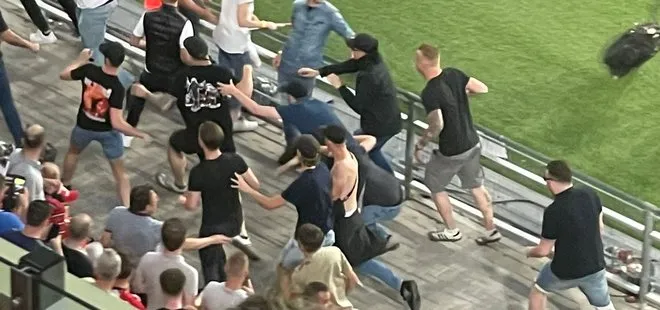PSV - Galatasaray maçında olay! PSV taraftarından Galatasaraylı futbolculara taciz