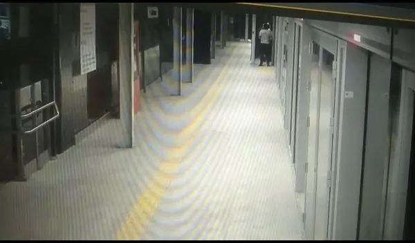 kagithane-metro-istasyonunda-hareketli-anlar-polis-intihar-diye-gitti-hirsizi-sucustu-yakaladi-1629530341627.jpg Kağıthane metro istasyonunda hareketli anlar! Polis intihar diye gitti hırsızı suçüstü yakaladı - 2