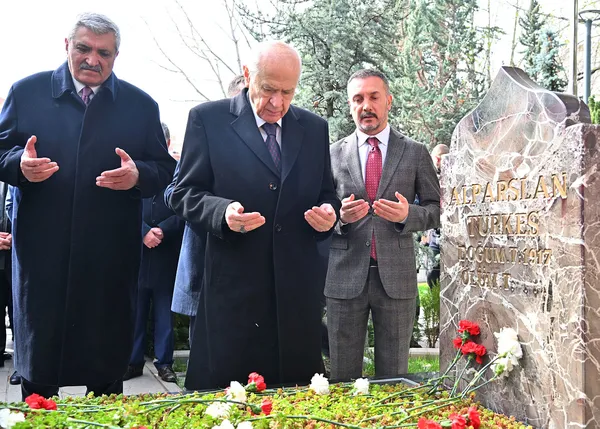son-dakika-mhp-genel-baskani-devlet-bahceli-alparslan-turkesin-kabrini-ziyaret-etti-1680595522964.jpg Son dakika: MHP Genel Başkanı Devlet Bahçeli Alparslan Türkeş'in kabrini ziyaret etti - 1