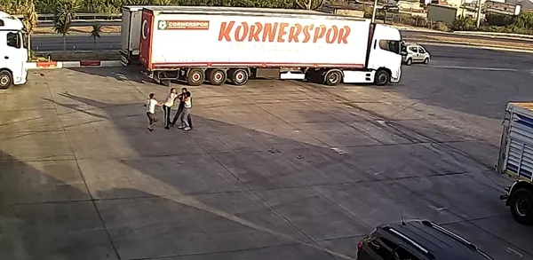 mersinde-sevdigi-kizi-kacirmak-isterken-meydan-dayagi-yedi-1631618452384.jpg Mersin’de sevdiği kızı kaçırmak isterken meydan dayağı yedi - 4