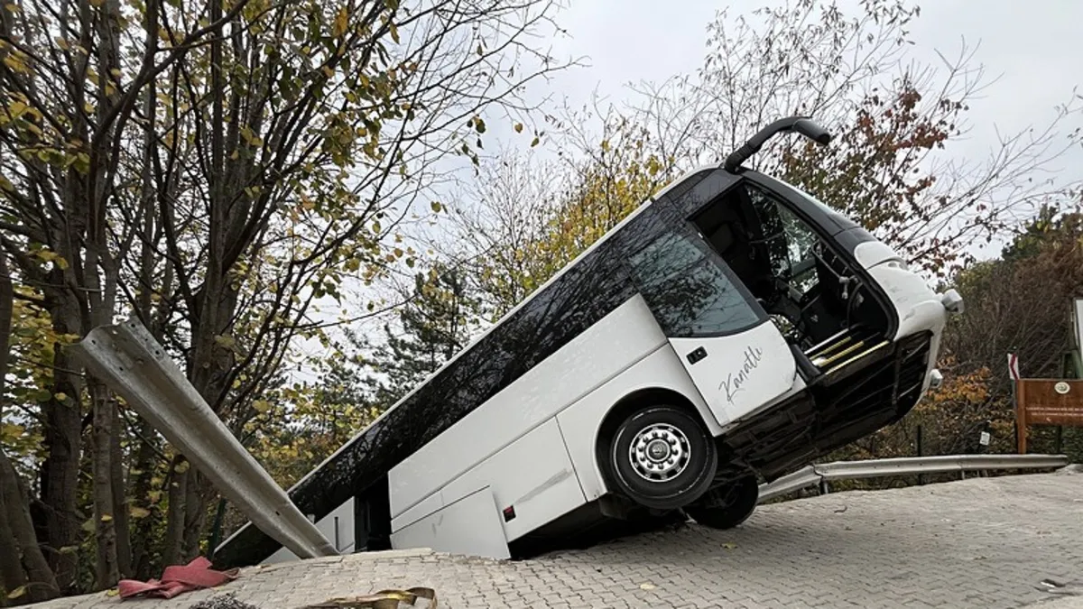 Kocaeli'de faciadan dönüldü: Tur otobüsü şarampole düştü