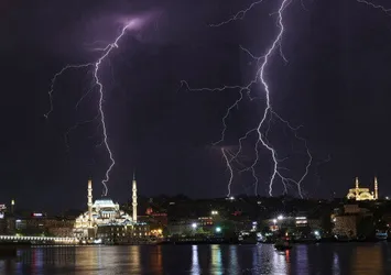 Meteoroloji'den sağanak yağış uyarısı! İstanbul, Kocaeli ve Sakarya...