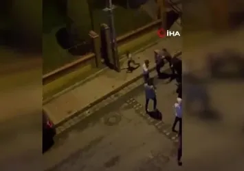 Küçükçekmece’de iki grup arasındaki sopalı kavga cep telefonu kamerasında
