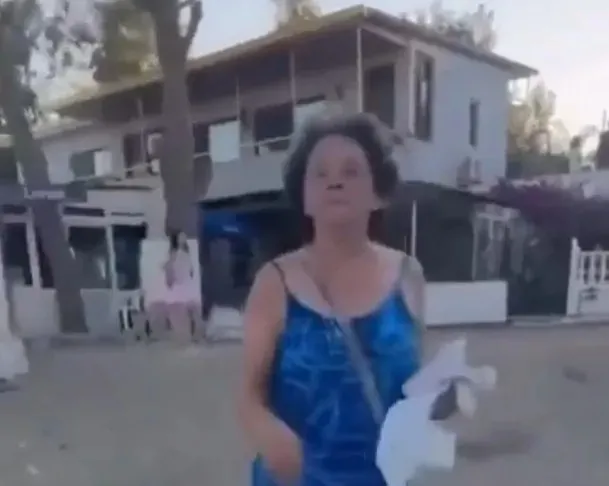 28 Şubat zihniyeti bu kez İzmir'de! Plajda başörtülü anne ve kızına saldıran şüpheli İpek Akıncı hakkında tutuklama talebi - 1