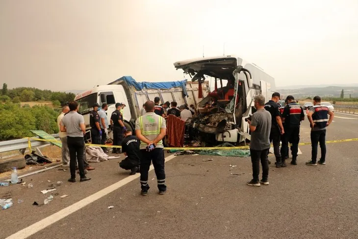 Yolcu otobüsü kamyona çarparak ortadan ikiye ayrıldı! Soma’daki feci kazada yeni detay