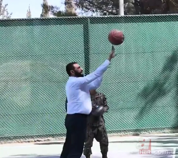 Suriye lideri Şara CENTCOM Komutanı Cooper ile basketbol oynadı 5