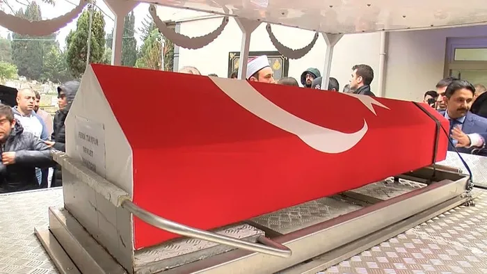 Ferdi Tayfur’un tabutu başında kavga çıktı! Kızı Tuğçe Tayfur ile yeğeni birbirine girdi