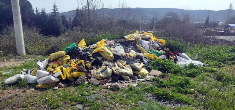 İzmir'de yine aynı rezalet: Denizde çöple yüzecekler