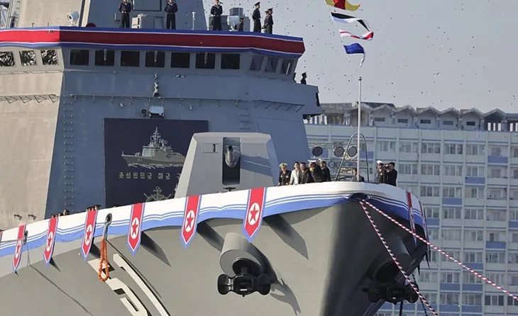 Kuzey Kore’de açılış töreninde fiyasko! Deniz destroyeri yan yattı Kim Jong Un küplere bindi