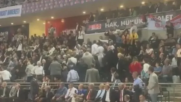1699115171132.jpeg CHP'de alışılagelmiş görüntüler! CHP 38. Olağan Kurultayı'nda 'Değişimciler' ve 'Kemalciler' birbirine girdi - 7