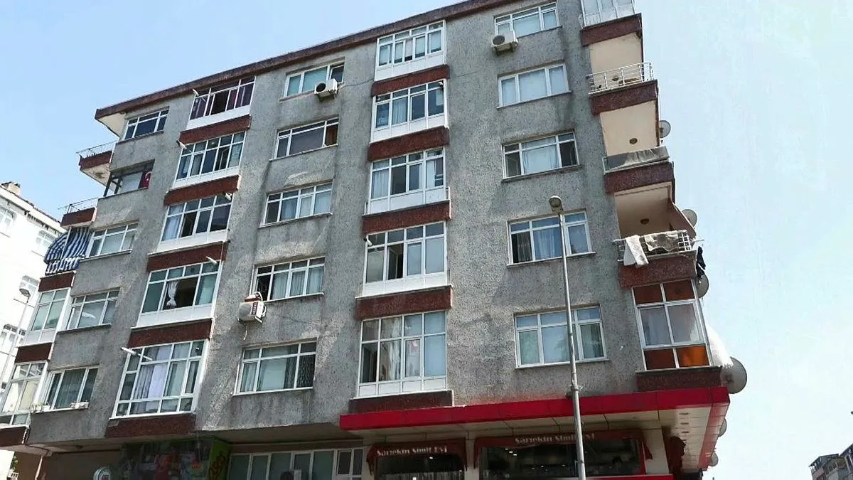 Güngören'deki 47 yıllık binada tedirgin eden manzara! Tavan döküldü içerisinden çıkanlar korkuyu katladı