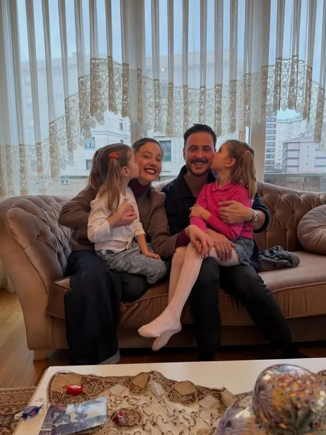 pelin-akil-ile-anil-altan-bayramda-bir-araya-geldi-1774086072102.jpg Pelin Akil ile Anıl Altan bayramda bir araya geldi - 3