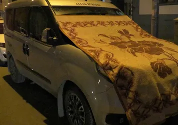 Kars'ta arabalarını korumak isteyenlerden halılı ve battaniyeli önlem