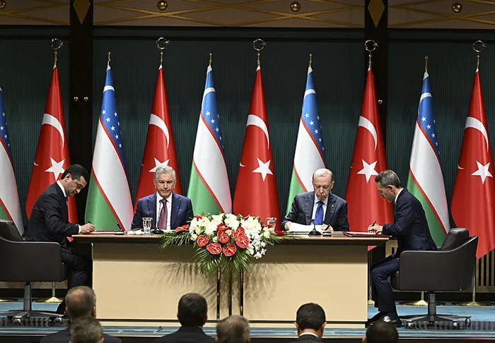 baskan-erdogan-ozbekistan-cumhurbaskani-mirziyoyev-ile-ortak-basin-toplantisinda-aciklamalarda-bulundu-1717692138015.jpg Başkan Erdoğan Özbekistan Cumhurbaşkanı Mirziyoyev ile Ortak Basın Toplantısı'nda açıklamalarda bulundu - 7