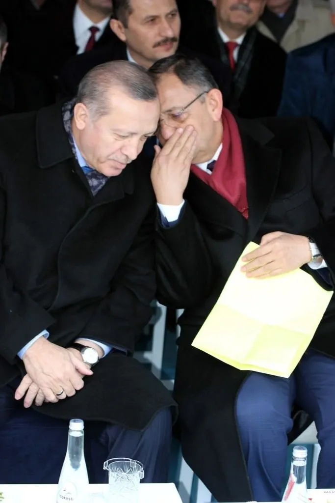 Cumhurbaşkanı Erdoğan pankart açan genç kızın evini ziyaret etti