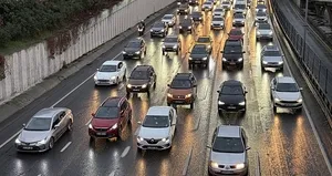 İstanbul’da sağanak yağış trafiği vurdu