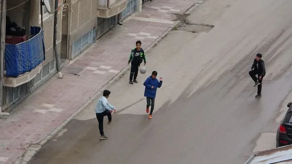 Van'da tebessüm ettiren olay! Kısıtlamayı ihlal eden çocuklar polisi görünce kaçtı - 2