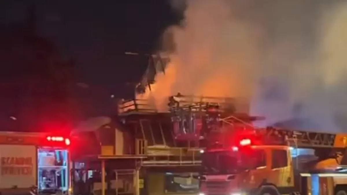 Avcılar'da ahşap atölyesi alev alev yandı