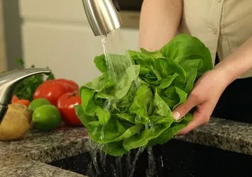 Sebzeleri sirkeli suda bekletenler bir daha düşünsün! Yıllarca yanlış yapmışız