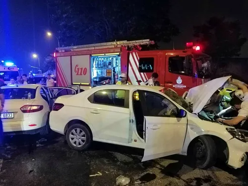 Kartal'da iki otomobil kafa kafaya çarpıştı: 8 ağır yaralı - 2