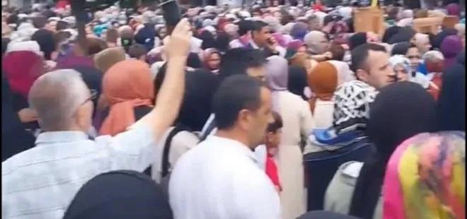 Sultanbeyli'de açılışa özel indirim yapan hediyelik eşya mağazasında izdiham çıktı