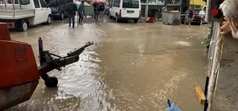 Bayburt’ta sağanak yağış hayatı felç etti