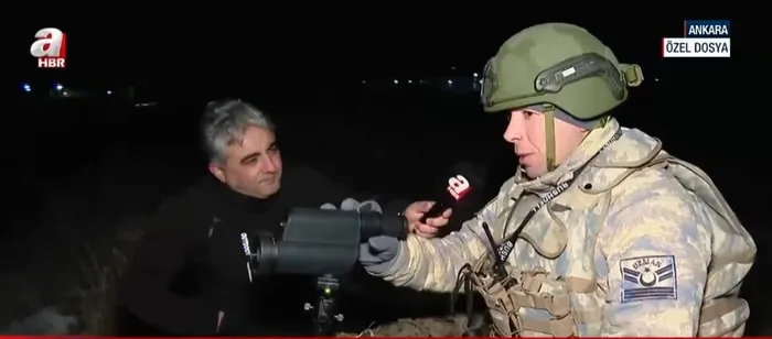 a-haber-gok-vatanin-kalbinde-ahlatlibel-hava-radar-merkez-ussunden-ozel-yayin-milletimiz-rahat-uyusun-biz-bura-1767202323519.jpg A Haber, Ahlatlıbel Hava Radar Mevzi Komutanlığı’na özel izinle konuk oldu (ahaber.com.tr-ekran görüntüsü)