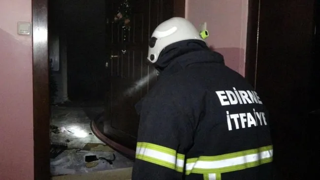 edirnede-tatil-sitesindeki-dairede-yangin-50-kisi-tahliye-edildi-1626932969100.jpg Edirne'de tatil sitesindeki dairede yangın! 50 kişi tahliye edildi - 1