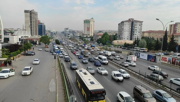Yola çıkacaklar dikkat! İstanbul’da trafik kilit! Kilometrelerce kuyruk var