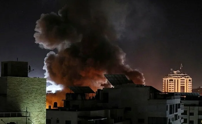 Son dakika: İsrail’den alçak saldırılara pişkin savunma! Medya merkezini bakın neden vurmuş