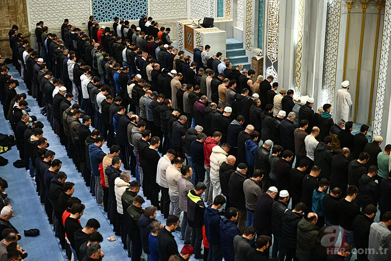 Ramazan'ın müjdecisi Berat Kandili dualarla idrak edildi! Vatandaşlar camilere akın etti 14