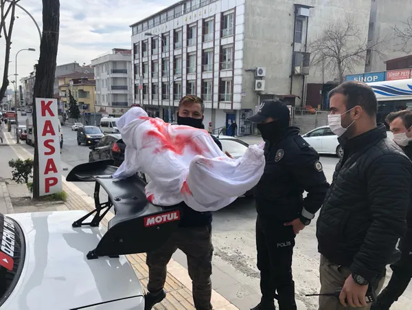bu-arabayi-goren-polisi-ariyor-kanli-kefenli-arac-polisi-alarma-gecirdi-1611418153450.jpg