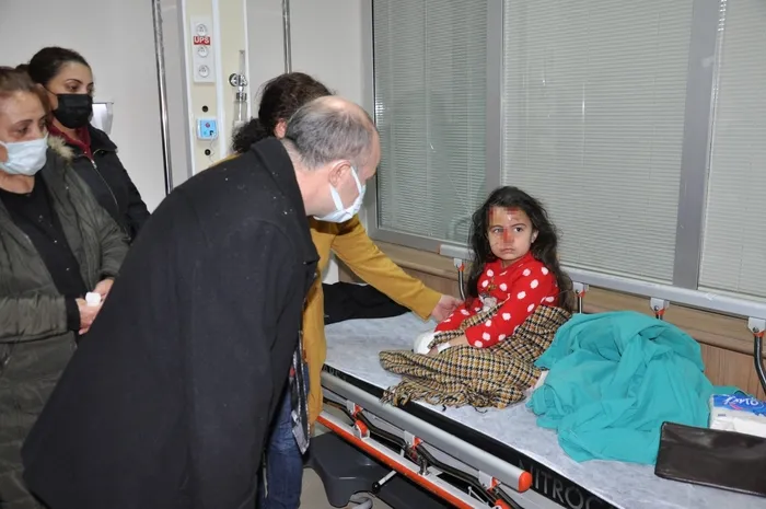 karsta-cocugu-kurtarmak-icin-kendini-aracin-onune-atan-polis-yaralandi-1646907700416.jpg Kars’ta çocuğu kurtarmak için kendini aracın önüne atan polis yaralandı - 4
