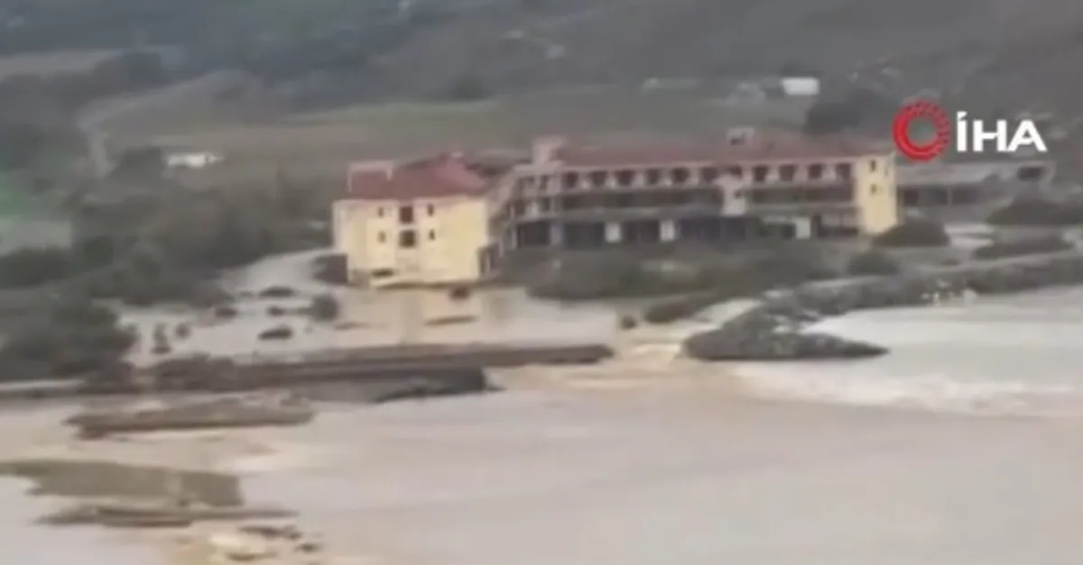 Gökçeada'da evler araçlar su altında kaldı