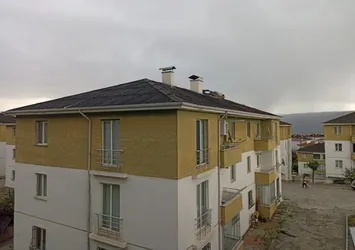 Tosya'da etkili olan fırtına lisenin çatısını uçurdu
