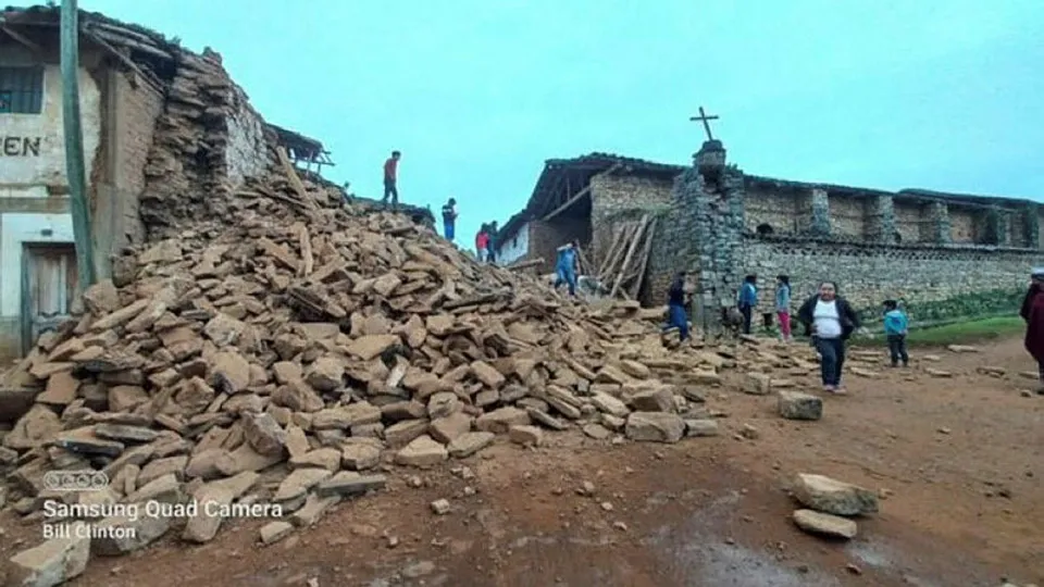 Peru'da 7,3 büyüklüğünde deprem! Ülke beşik gibi sallandı! Ürküten kareler