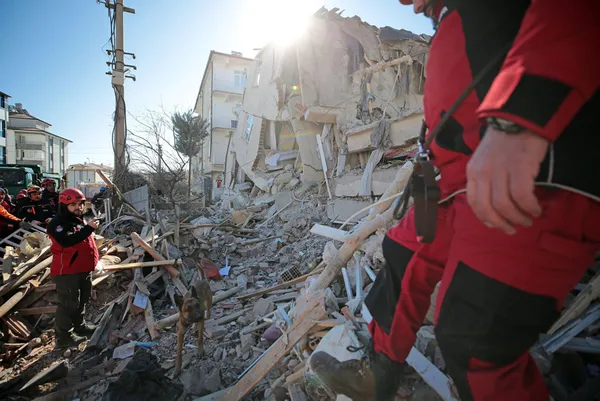 elazig-depreminde-dilek-apartmani-14-kisiye-mezar-olmustu-birbirlerini-sucladilar-1606282315971.jpg Elazığ depreminde Dilek Apartmanı 14 kişiye mezar olmuştu! Birbirlerini suçladılar - 4