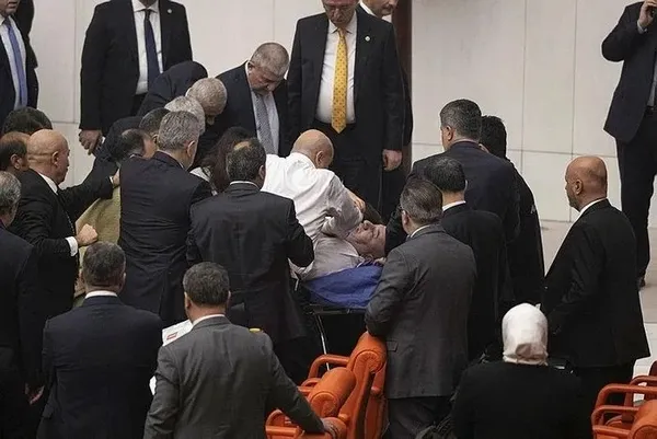 saglik-bakani-koca-tedavi-goren-saadet-partisi-kocaeli-milletvekili-bitmezi-hastanede-ziyaret-etti-1702489391263.jpeg Sağlık Bakanı Koca, tedavi gören Saadet Partisi Kocaeli Milletvekili Bitmez'i hastanede ziyaret etti - 6